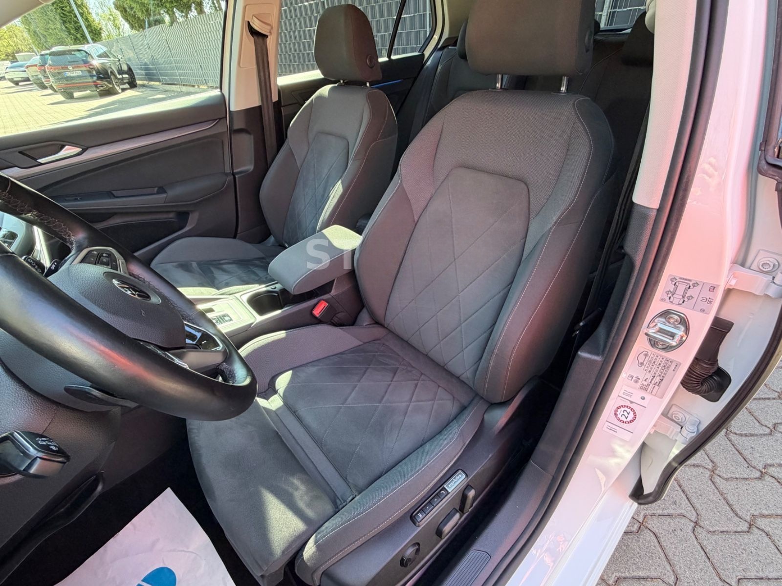 Volkswagen Golf VIII Lim. Style Matrix LED Standh. Alcantar foto 10