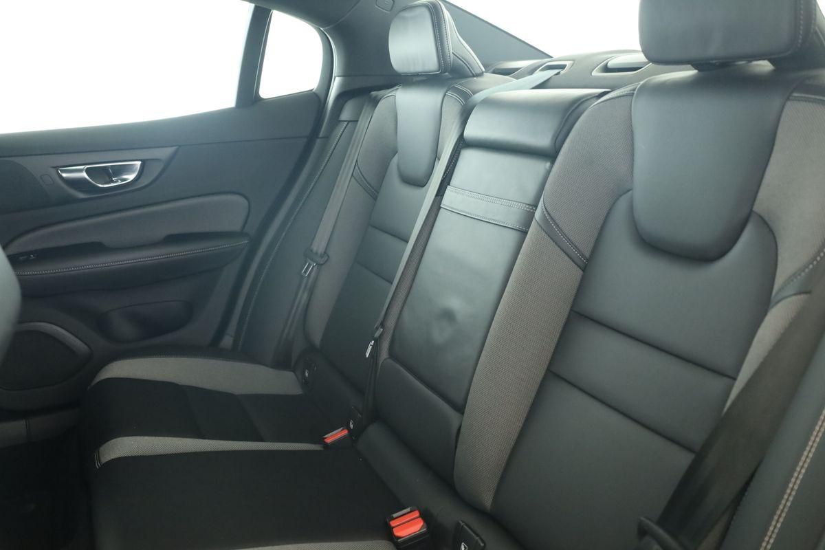 Volvo S60 B4 R-Design LED HarmanK Pilot KeyGo STHZ 360 foto 15