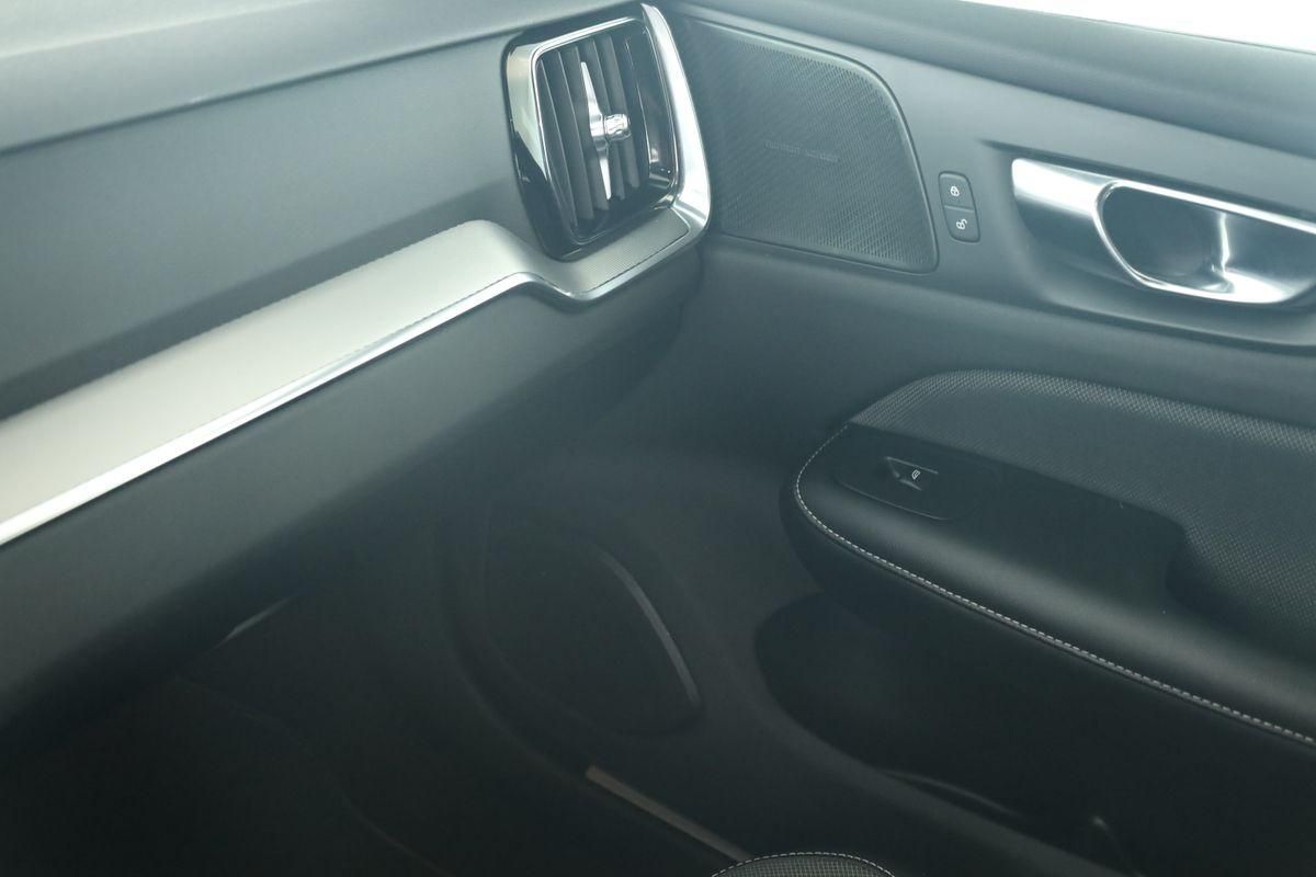 Volvo S60 B4 R-Design LED HarmanK Pilot KeyGo STHZ 360 foto 17