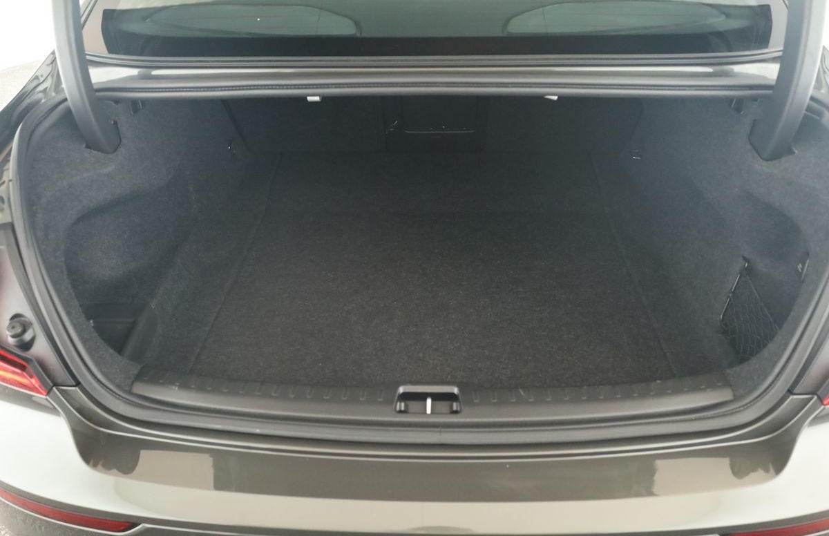 Volvo S60 B4 R-Design LED HarmanK Pilot KeyGo STHZ 360 foto 9