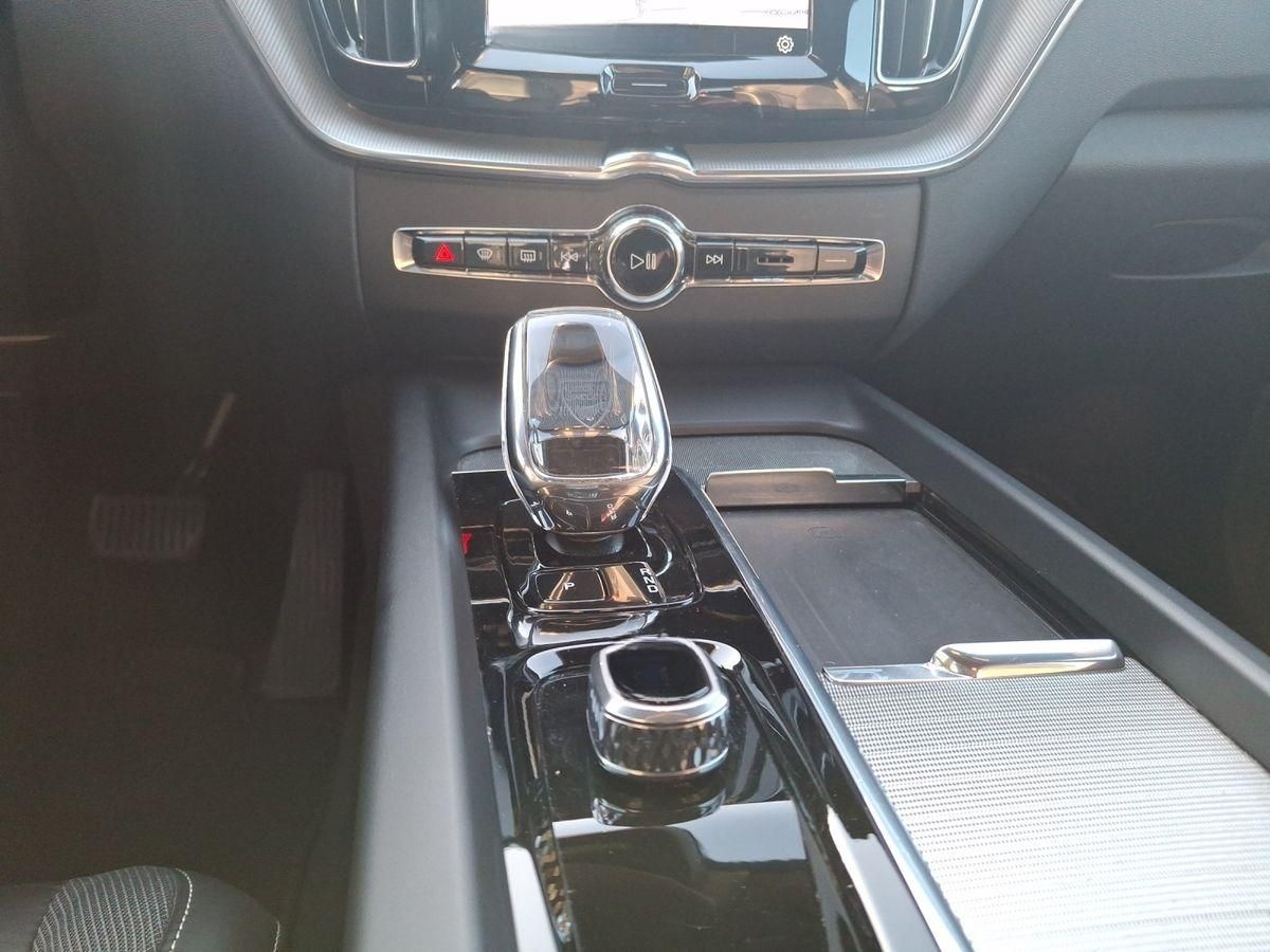 Volvo XC60 B4 Mild-Hybrid Diesel 2WD Pano AHK Pano foto 16