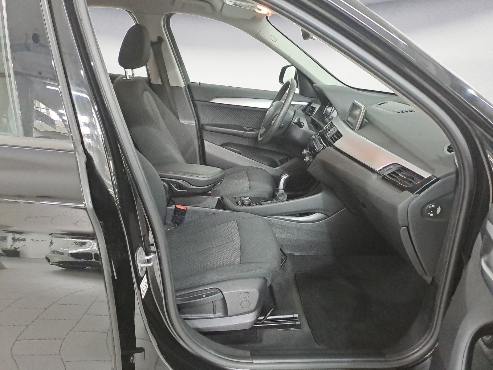 BMW X1 sDrive18d Advantage Klimaaut. Aut. Heckkl. foto 9