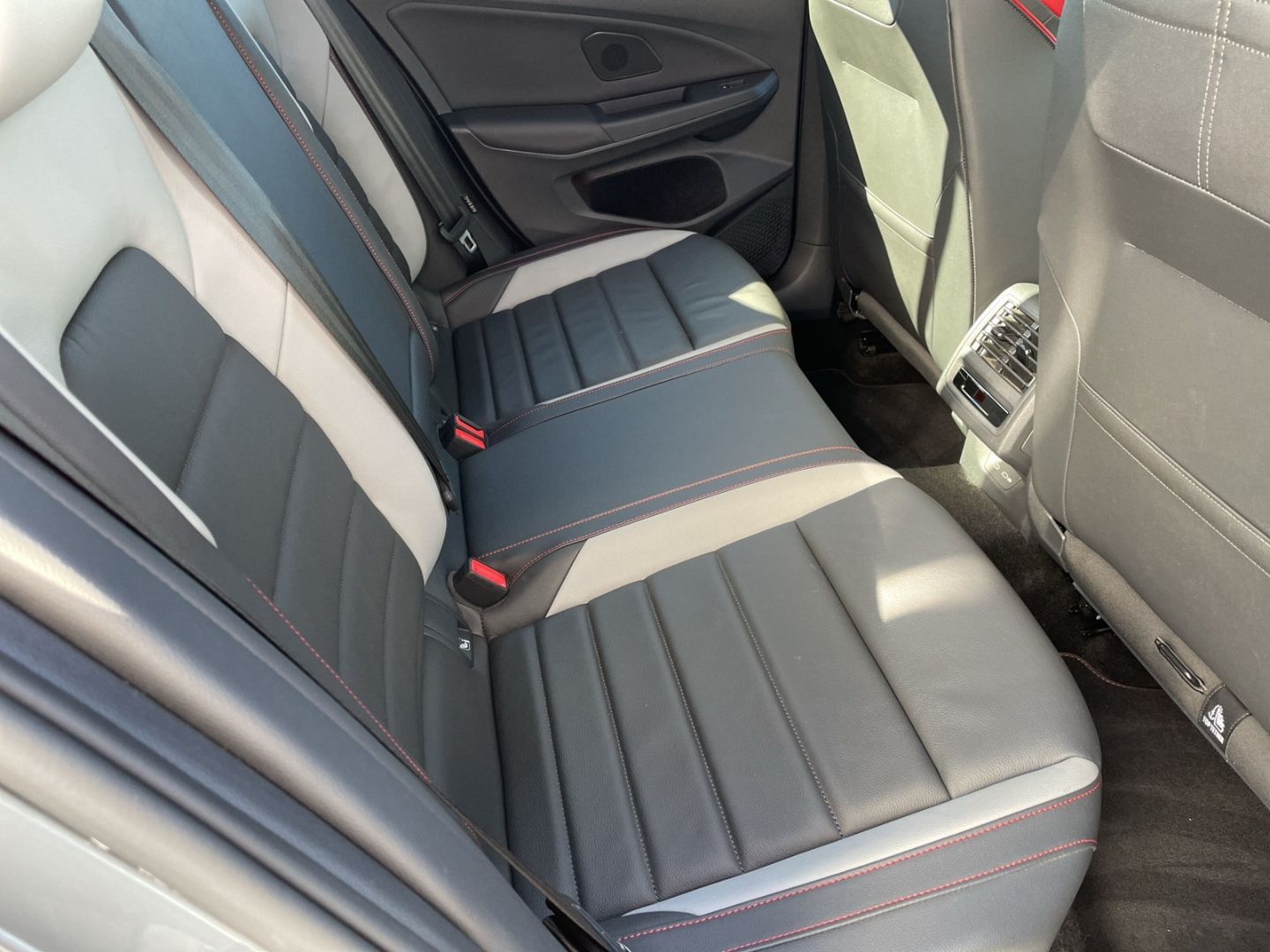 Volkswagen Golf VII 2,0 TSI GTI Matrix AHK Pano Harman Kard foto 8