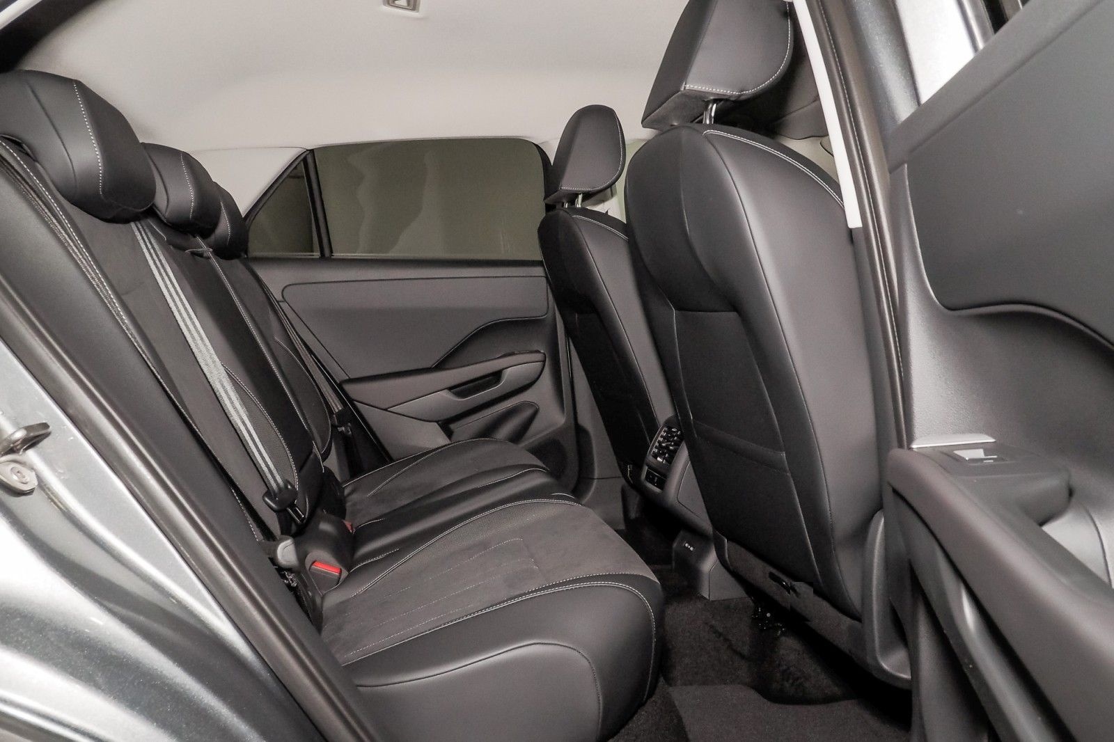 Volkswagen T-Roc Style 1.5 l eTSI OPF 110 kW (150 PS) 7-Gan foto 9