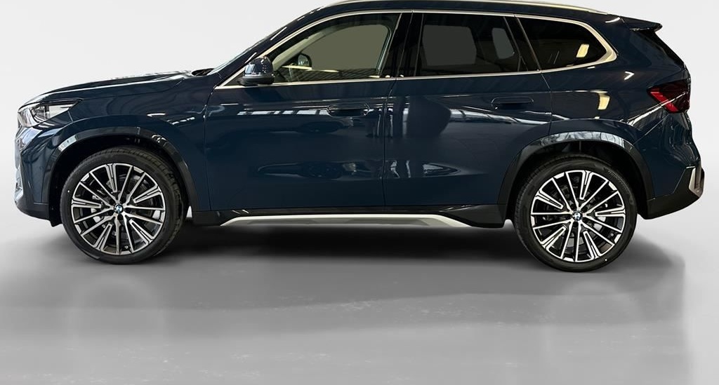 BMW X1 xDrive23i Premiumpaket PANO KAM LED AHK foto 3