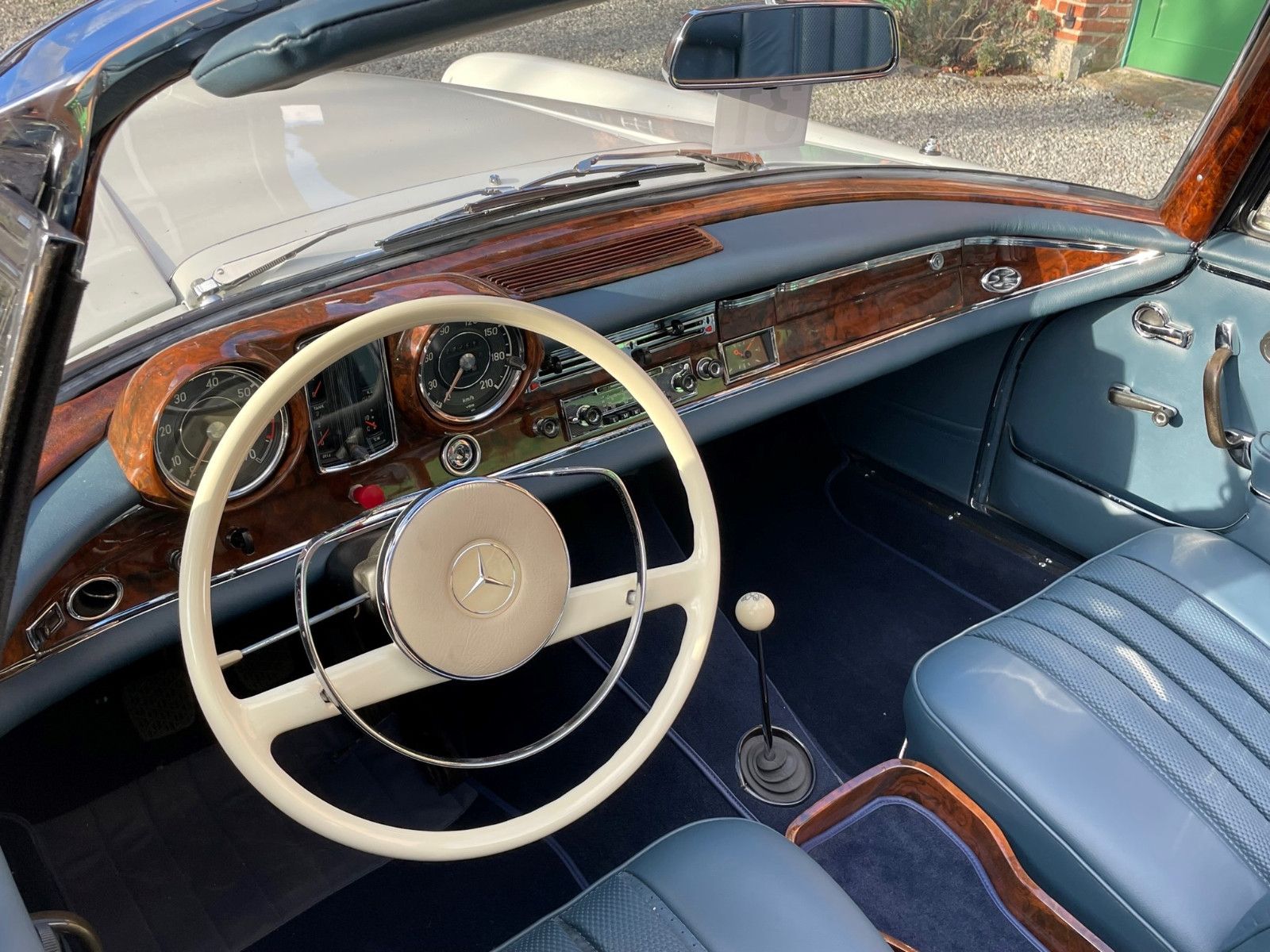 Mercedes-Benz 220 foto 11