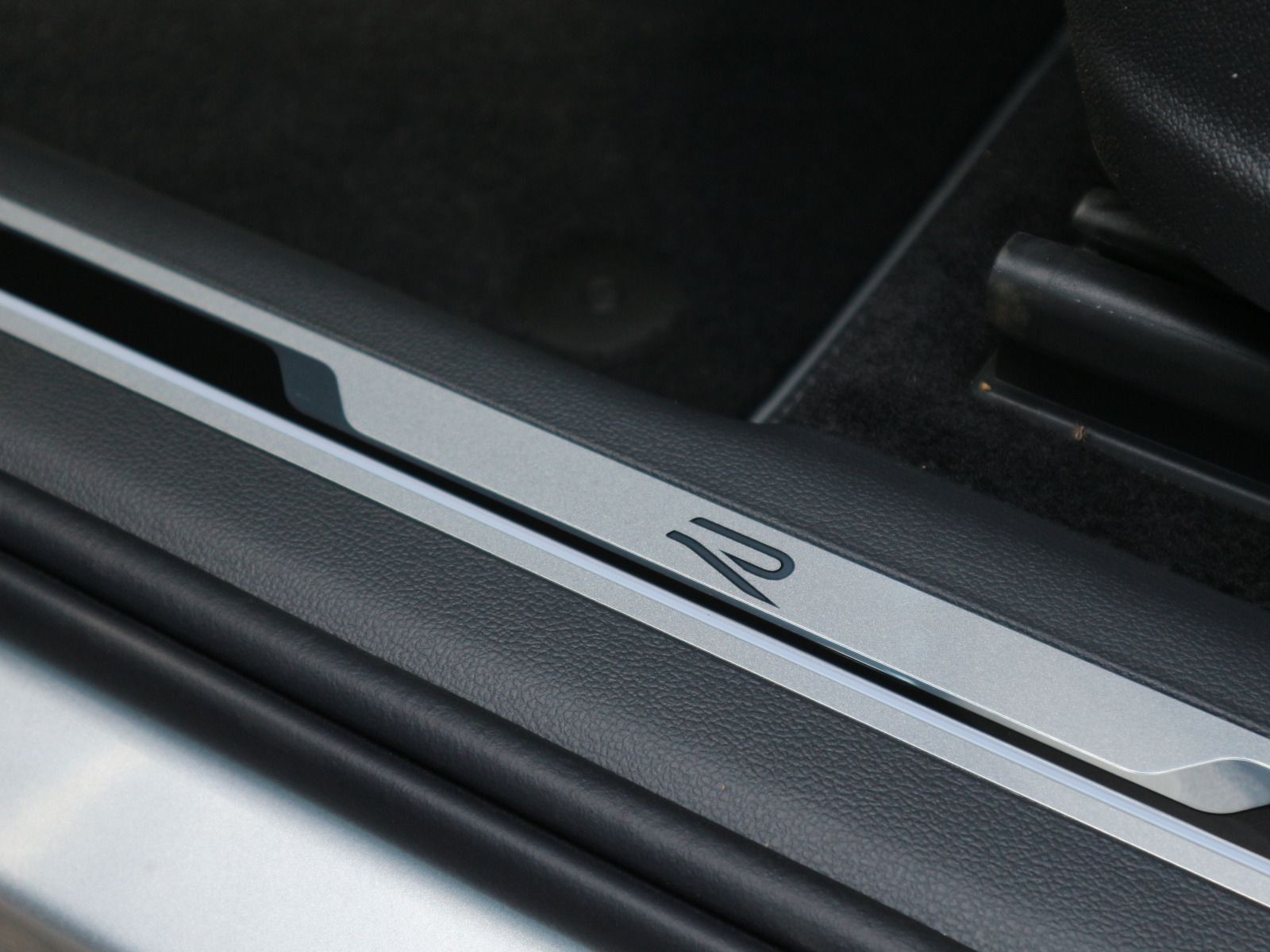 Volkswagen Tiguan R-Line 2.0 TDI 4M DSG AHK BlackStyle PANO foto 11