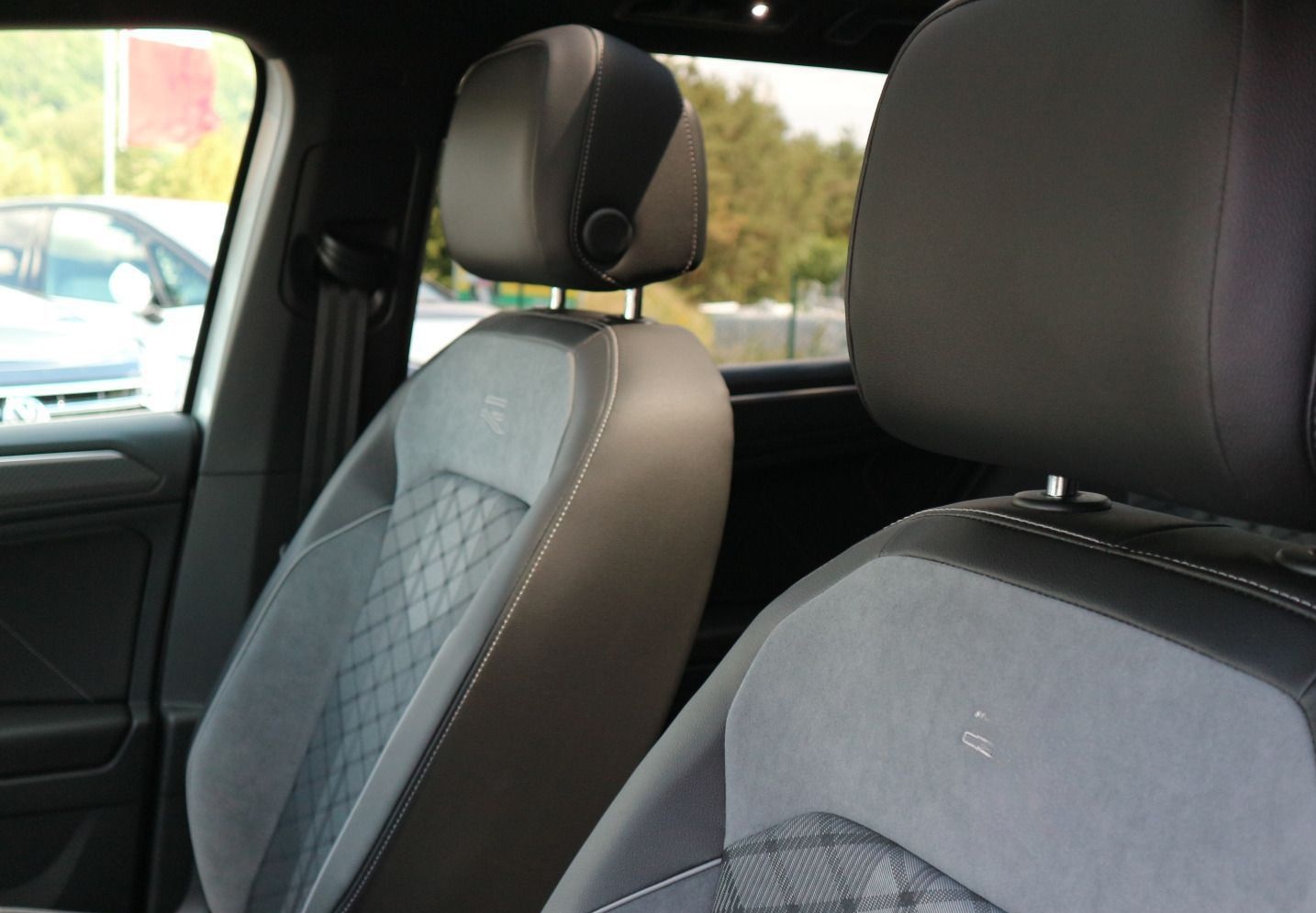 Volkswagen Tiguan R-Line 2.0 TDI 4M DSG AHK BlackStyle PANO foto 12