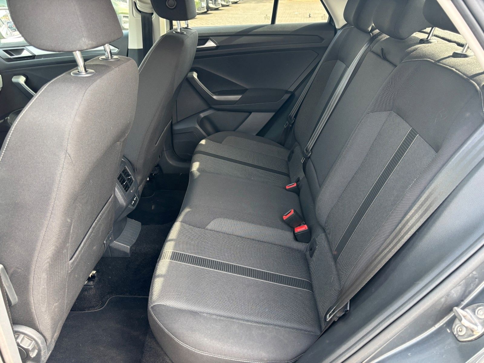 Volkswagen T-Roc Life AHK NAVI SHZ SPUR foto 10