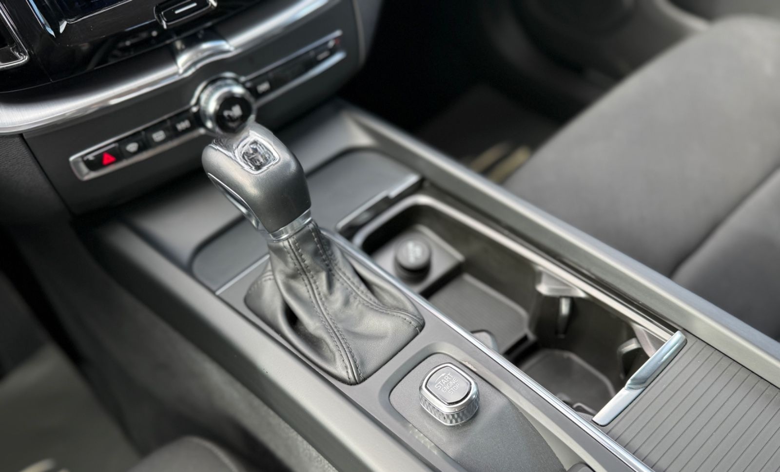 Volvo XC 60 D4 Momentum*Automatik*HUD*1.Hand*AHK*Leder foto 16