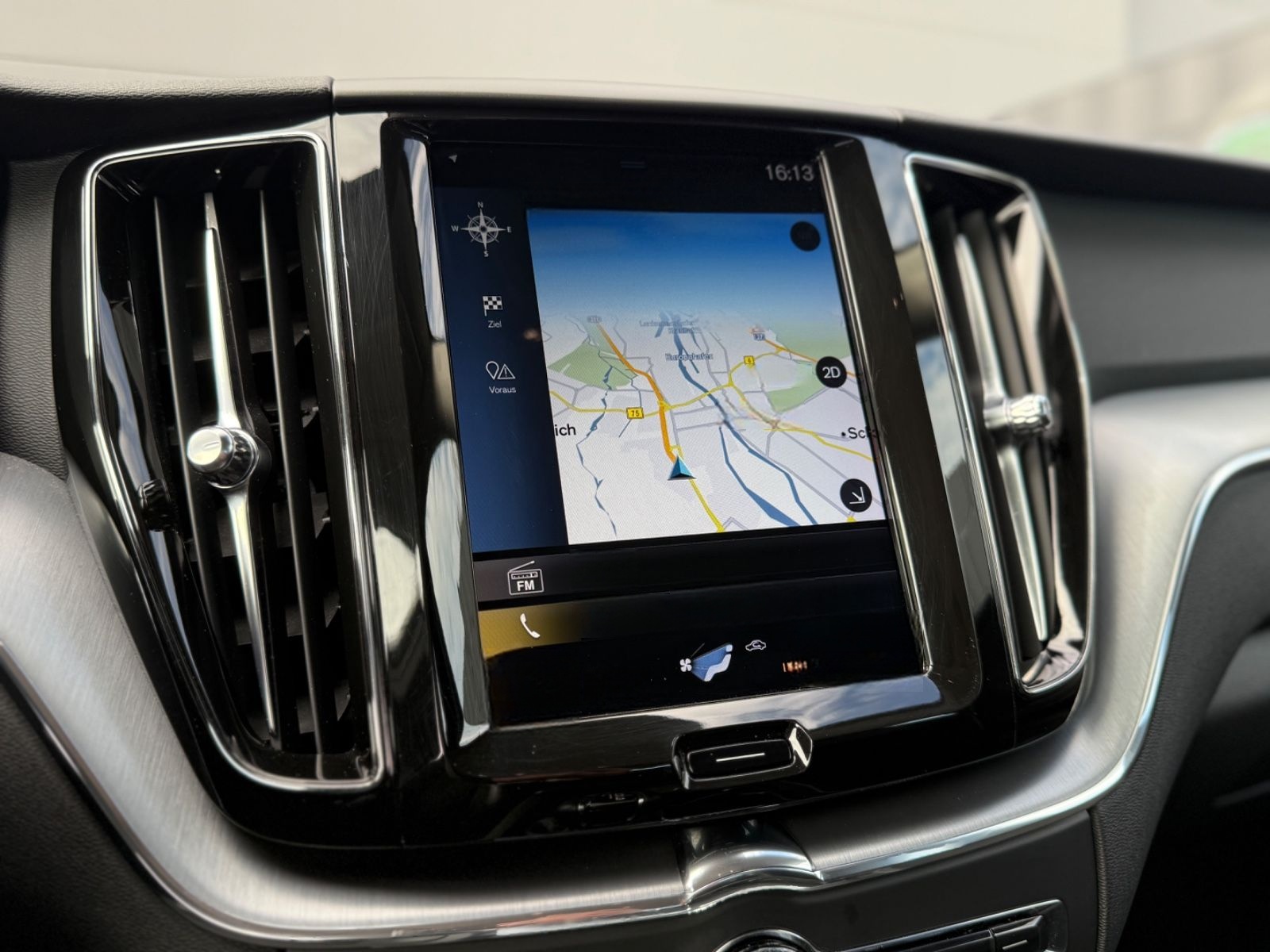 Volvo XC 60 D4 Momentum*Automatik*HUD*1.Hand*AHK*Leder foto 17