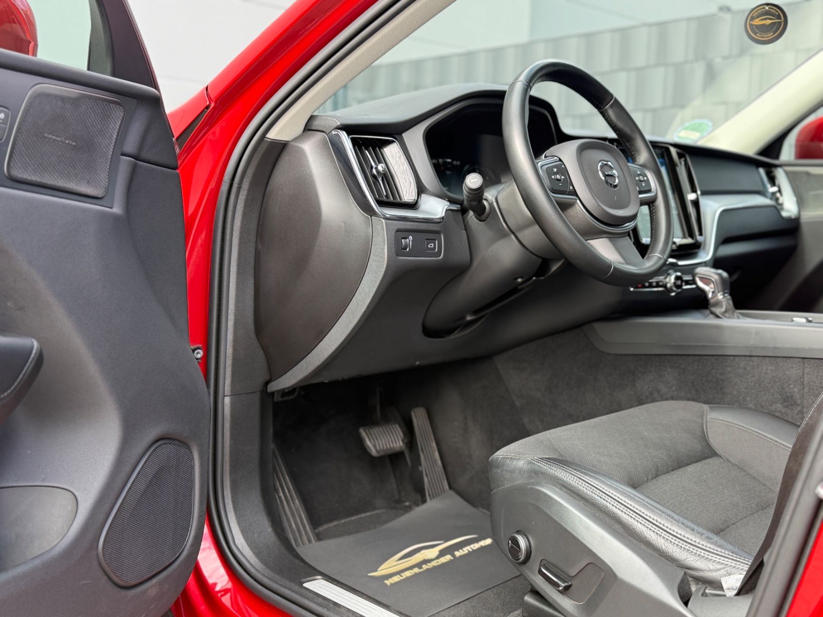 Volvo XC 60 D4 Momentum*Automatik*HUD*1.Hand*AHK*Leder foto 7