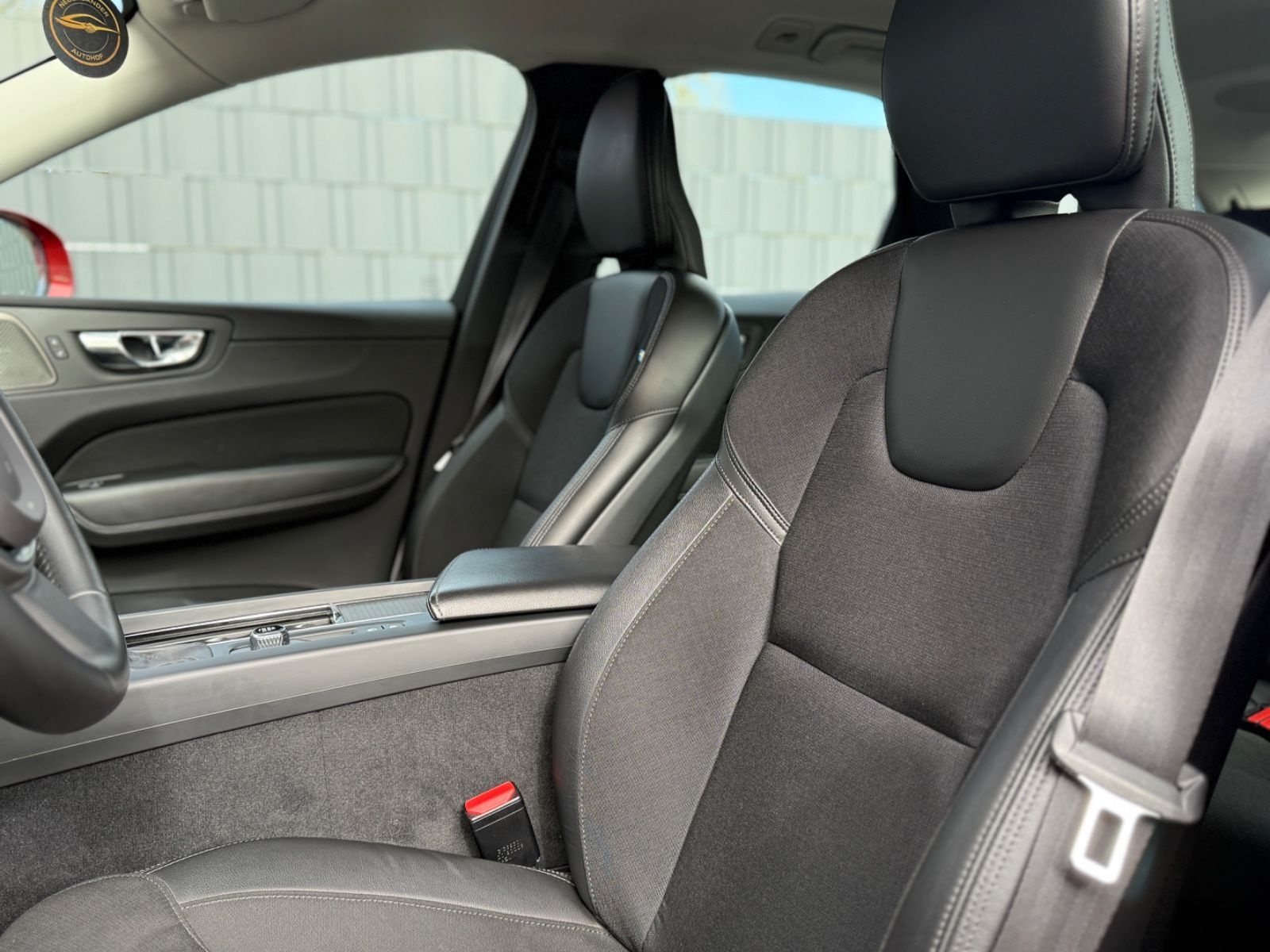 Volvo XC 60 D4 Momentum*Automatik*HUD*1.Hand*AHK*Leder foto 9