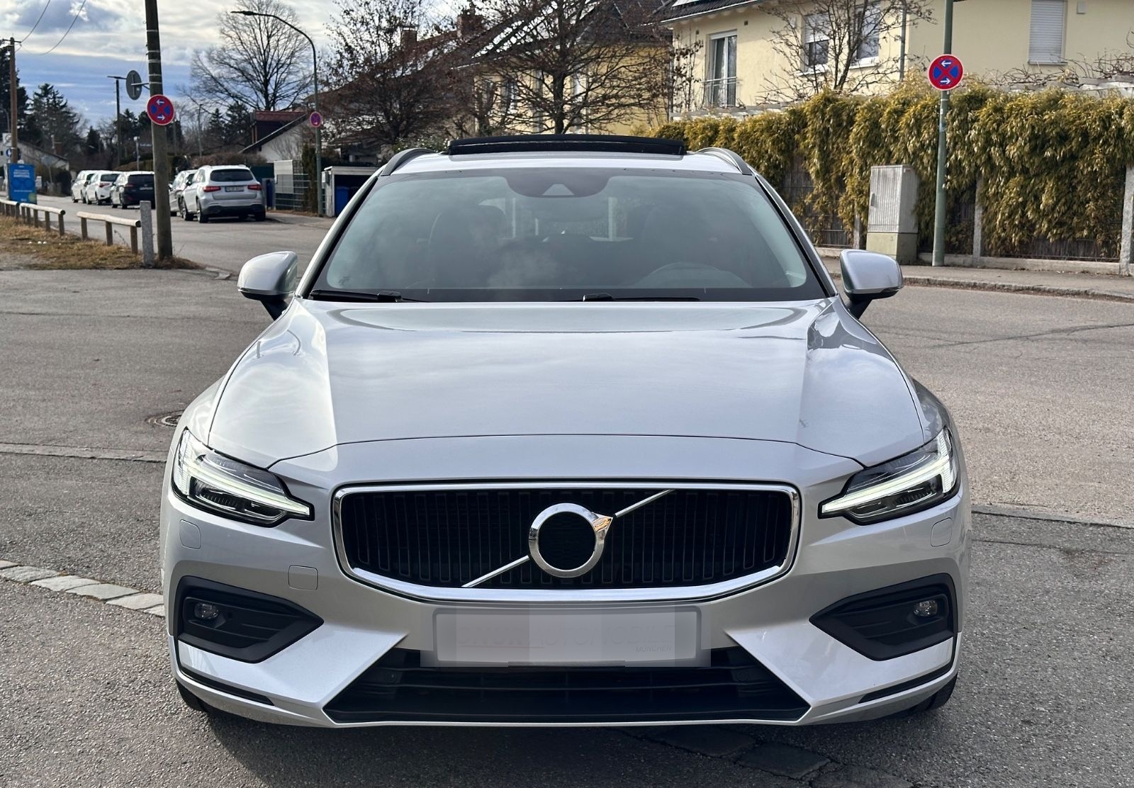 Volvo V60 Kombi Momentum Pro Navi Leder Pano H&K foto 2