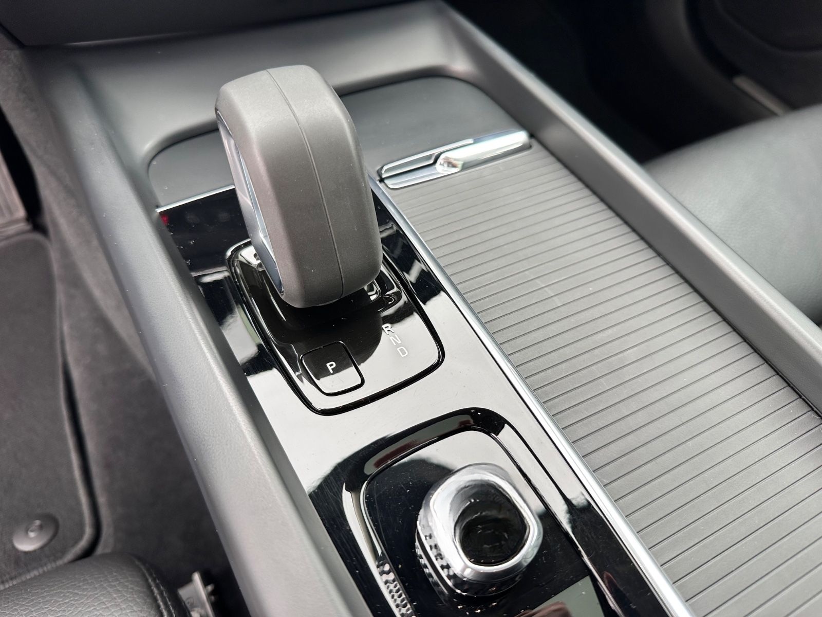 Volvo V60 Kombi Momentum Pro Navi Leder Pano H&K foto 12