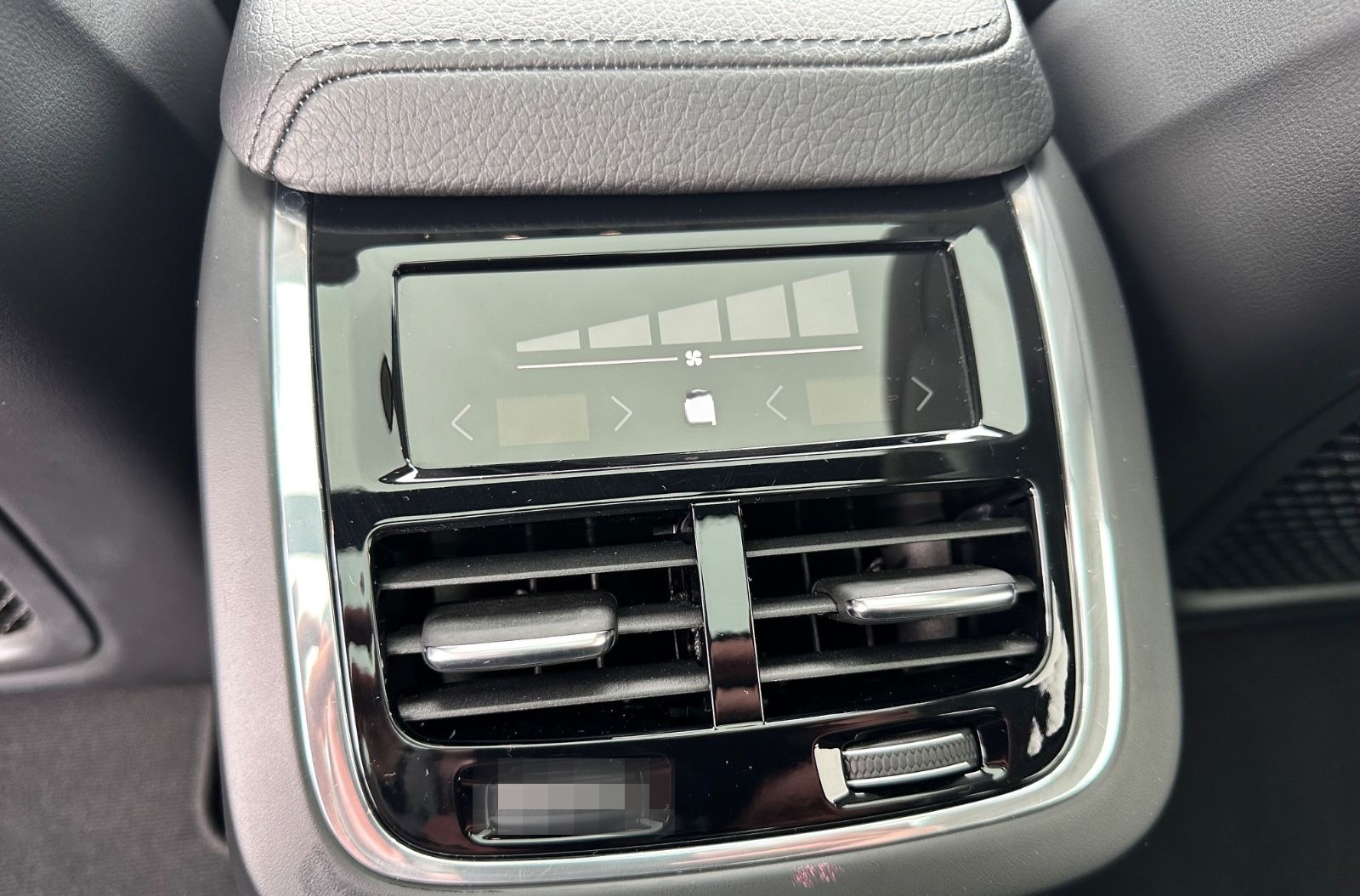 Volvo V60 Kombi Momentum Pro Navi Leder Pano H&K foto 18