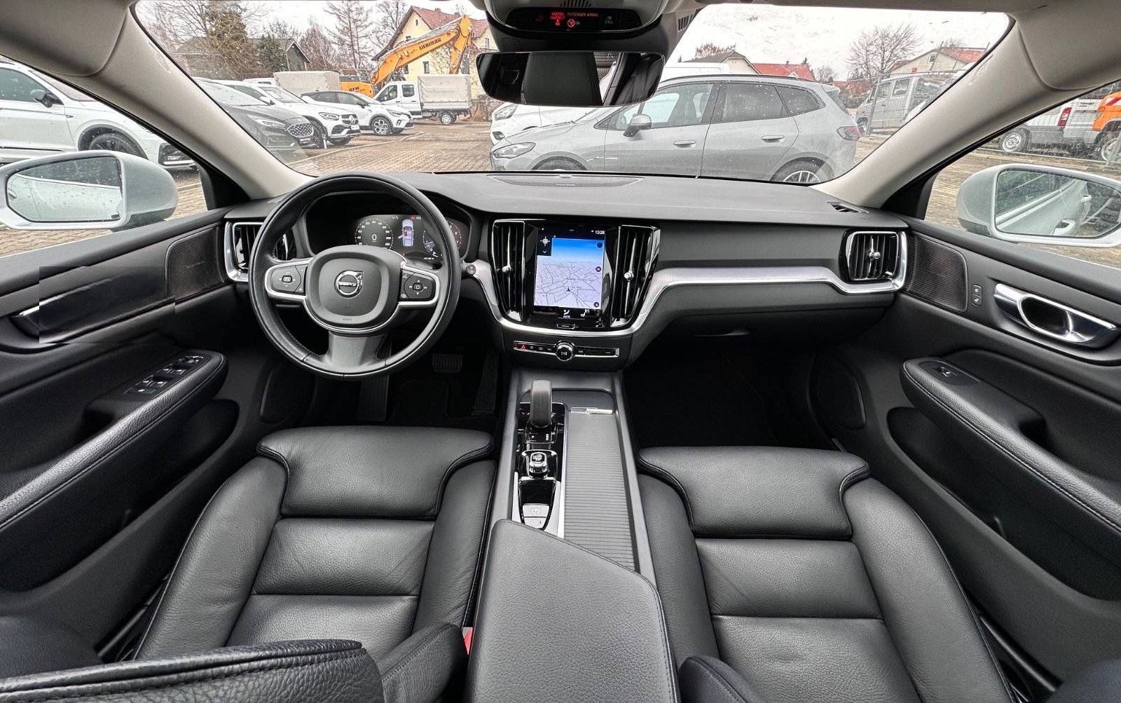 Volvo V60 Kombi Momentum Pro Navi Leder Pano H&K foto 19