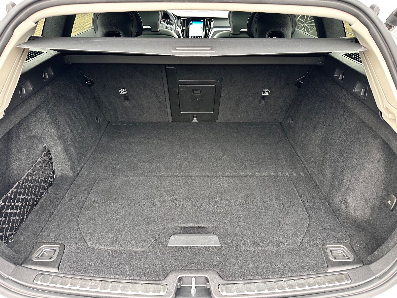 Volvo V60 Kombi Momentum Pro Navi Leder Pano H&K foto 20