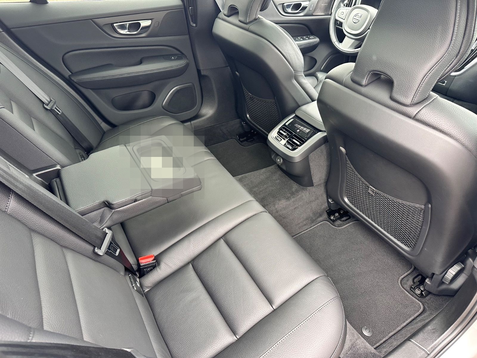 Volvo V60 Kombi Momentum Pro Navi Leder Pano H&K foto 22