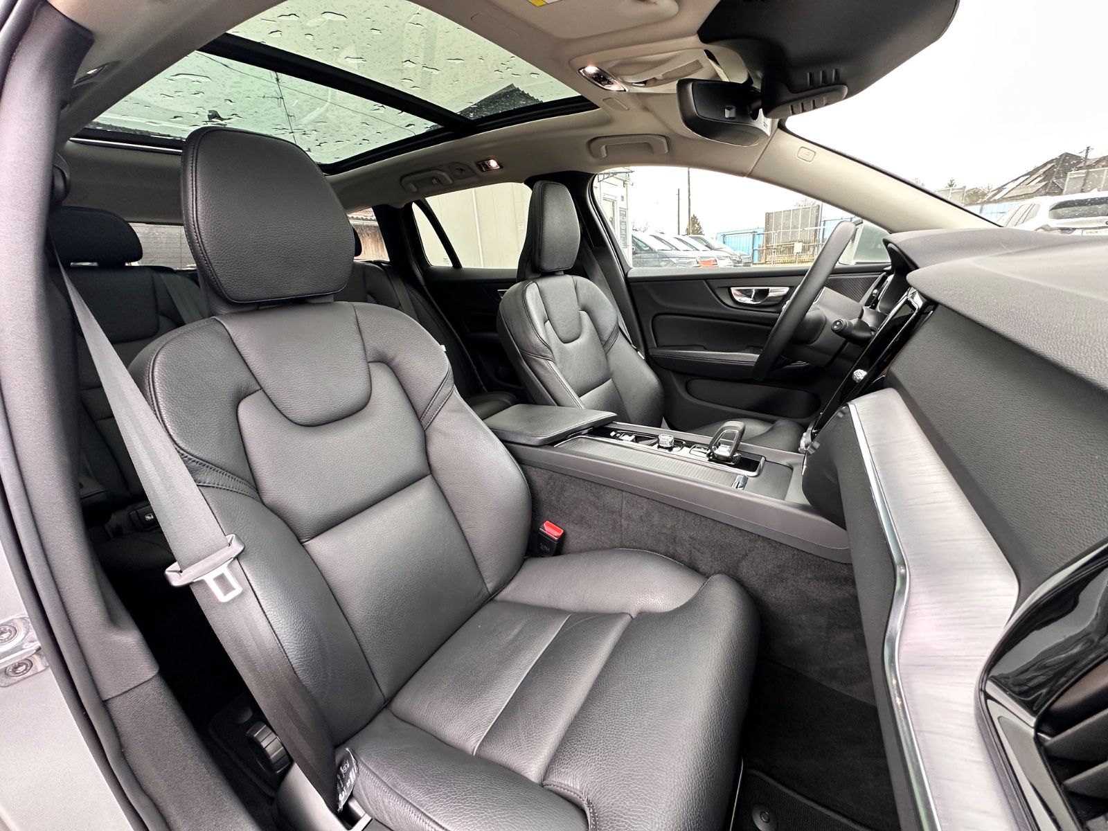 Volvo V60 Kombi Momentum Pro Navi Leder Pano H&K foto 24