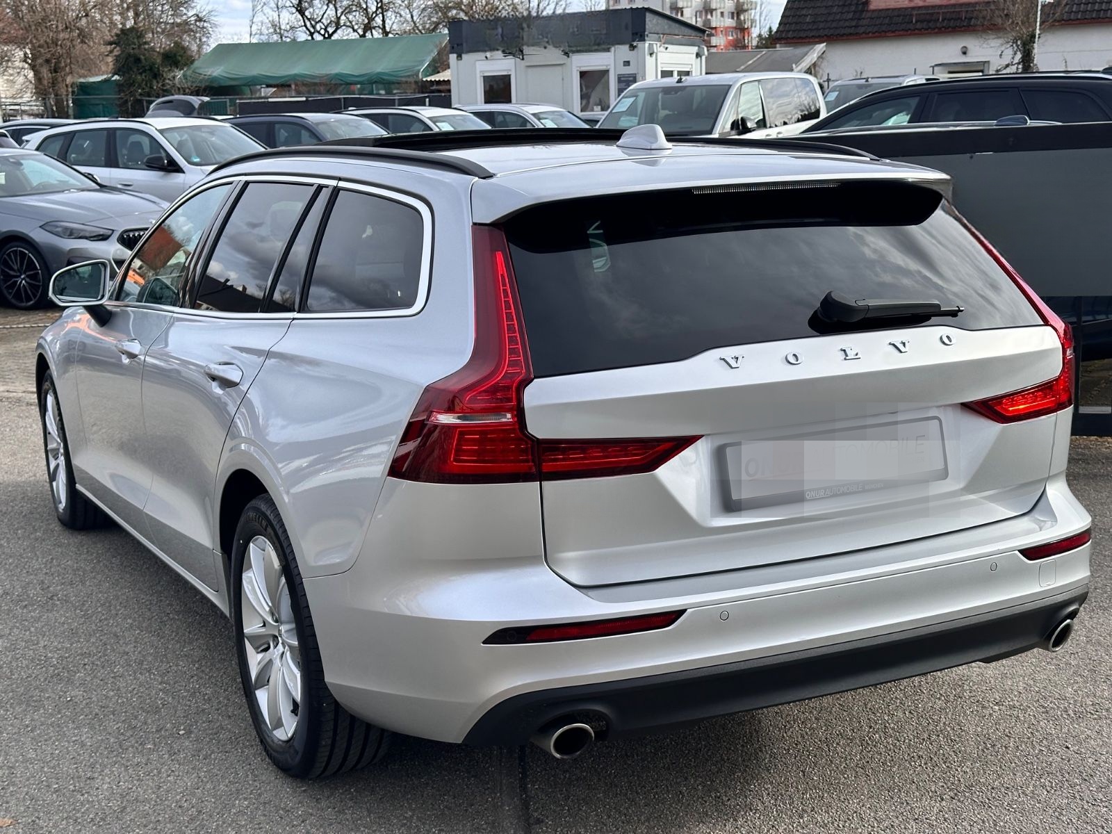 Volvo V60 Kombi Momentum Pro Navi Leder Pano H&K foto 4