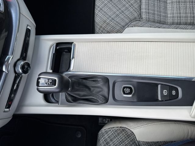 Volvo XC60 Momentum 2WD PDC - Tempomat - AHK - Navi foto 19