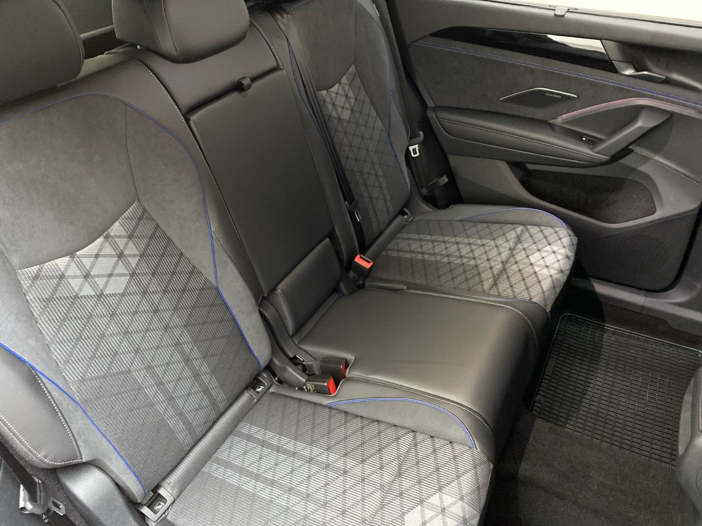 Volkswagen Tayron 1.5 TSI eHybrid R-Line AHK Sportpaket foto 11
