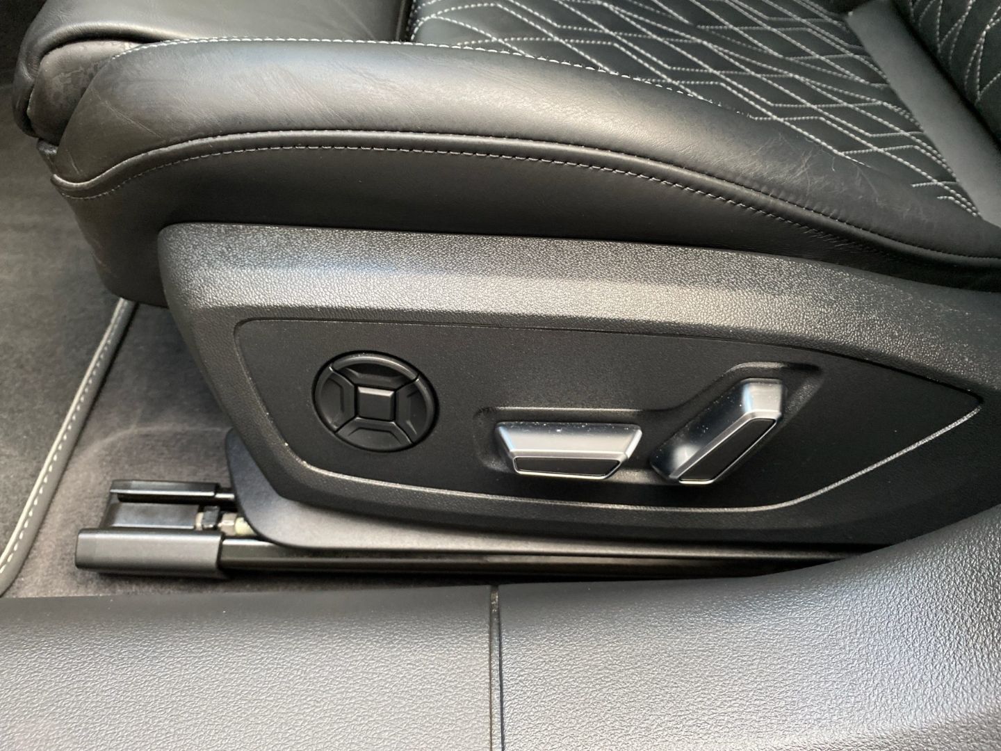Audi S6 Avant 3.0 TDI quattro Luftfederung StandHZG A foto 18