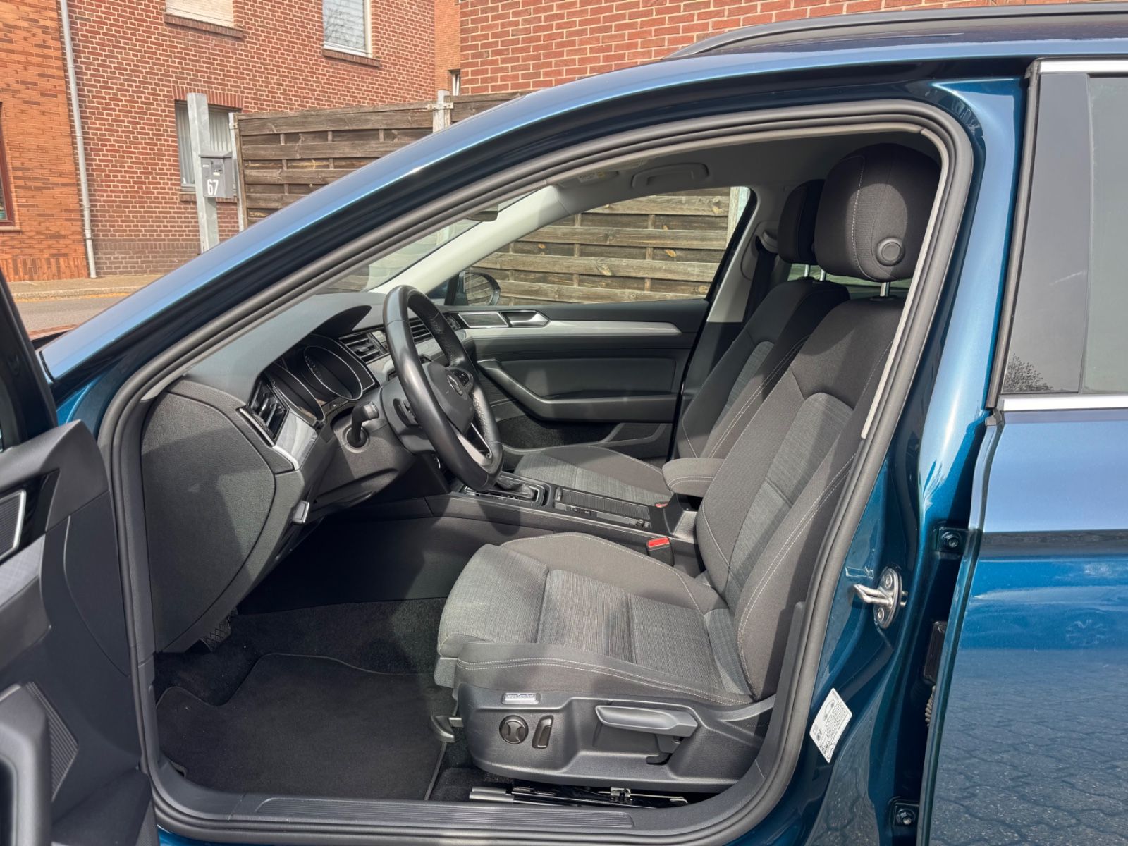 Volkswagen Passat Variant 1.5 TSI DSG Business LED AHK Navi foto 2