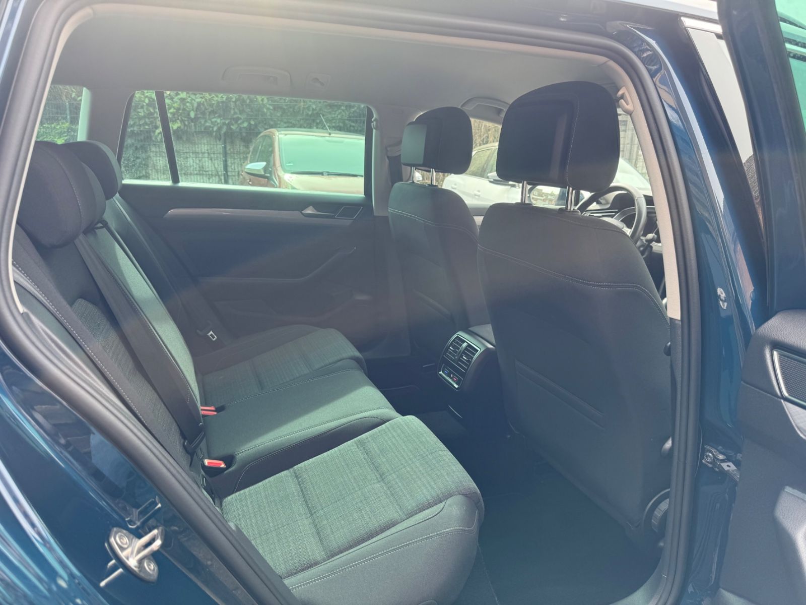 Volkswagen Passat Variant 1.5 TSI DSG Business LED AHK Navi foto 12