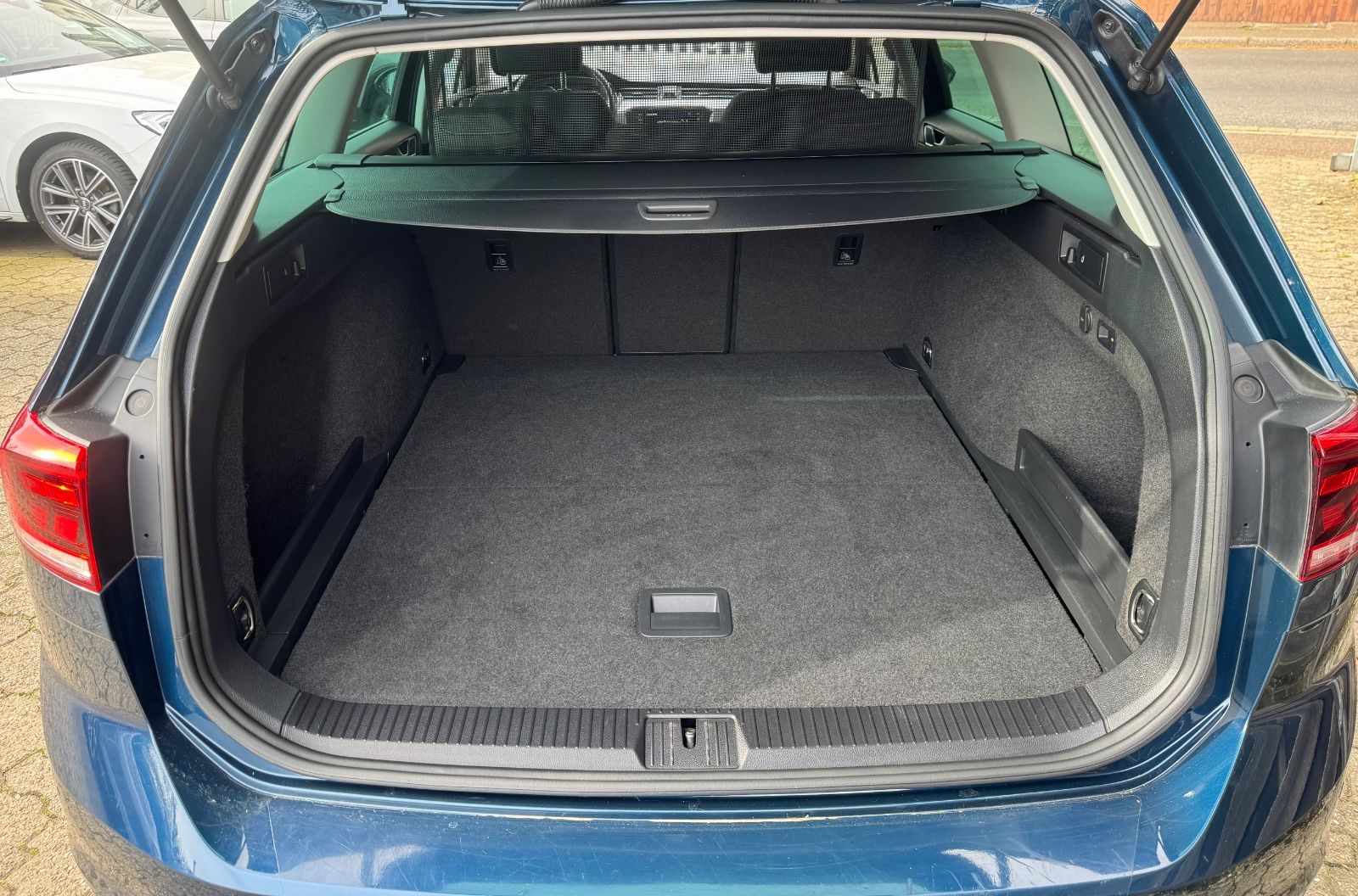 Volkswagen Passat Variant 1.5 TSI DSG Business LED AHK Navi foto 16