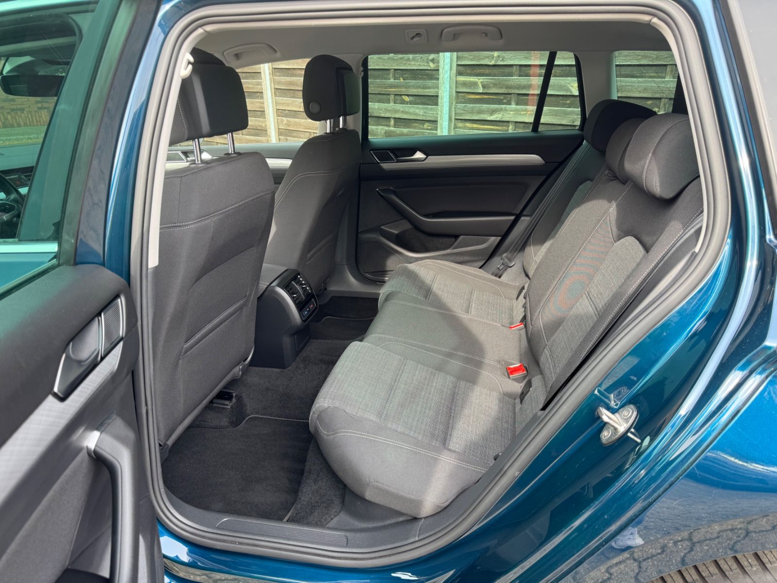 Volkswagen Passat Variant 1.5 TSI DSG Business LED AHK Navi foto 8