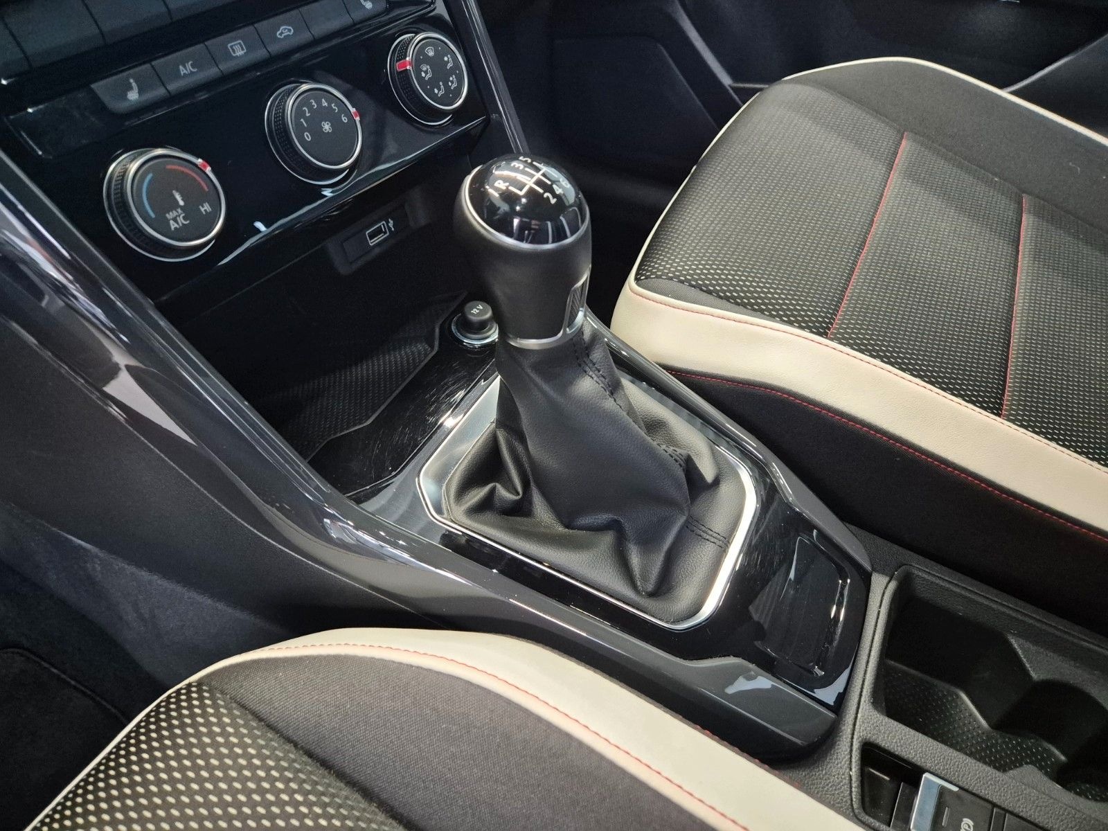 Volkswagen T-ROC 1.5 TSI SPORT SITZHZ PDC CAMERA PANO ACC foto 19