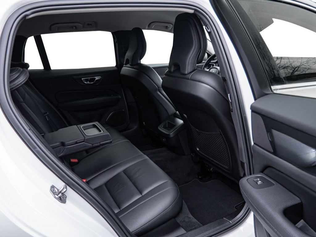 Volvo V60 D4 AWD Momentum Pro NAVI KAM HK BLIS foto 6