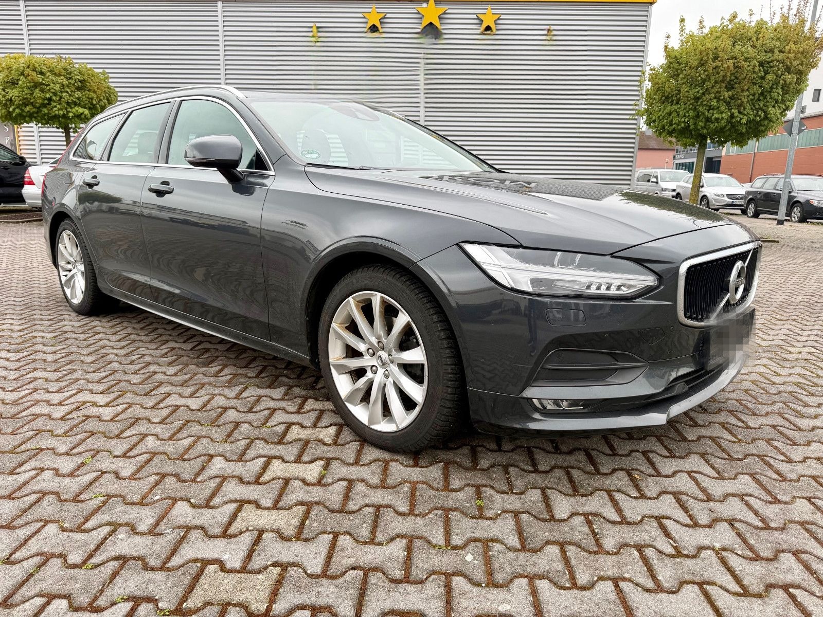 Volvo V90 D4 Momentum Aut. - LEDER+NAVI+LED+BLIS+AHK foto 2