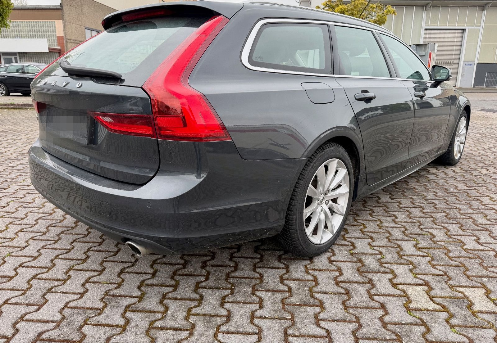 Volvo V90 D4 Momentum Aut. - LEDER+NAVI+LED+BLIS+AHK foto 4