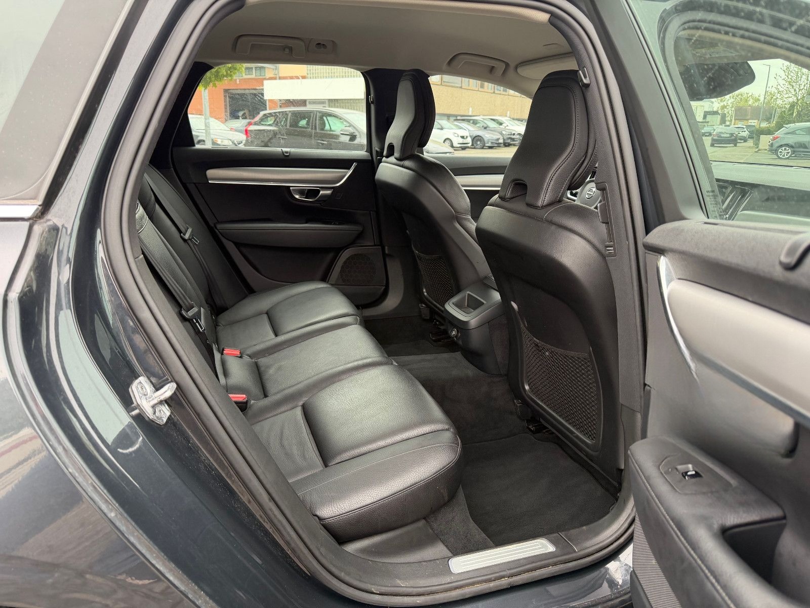 Volvo V90 D4 Momentum Aut. - LEDER+NAVI+LED+BLIS+AHK foto 8