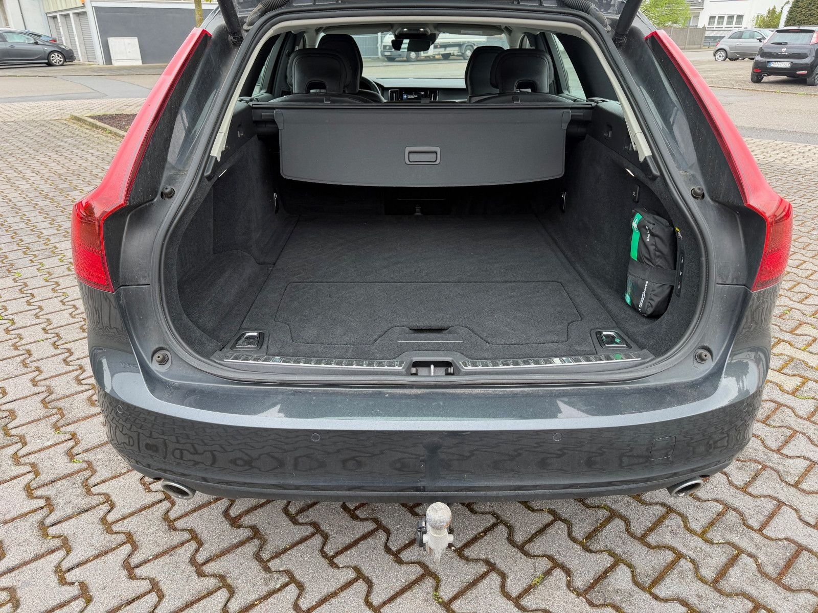 Volvo V90 D4 Momentum Aut. - LEDER+NAVI+LED+BLIS+AHK foto 10