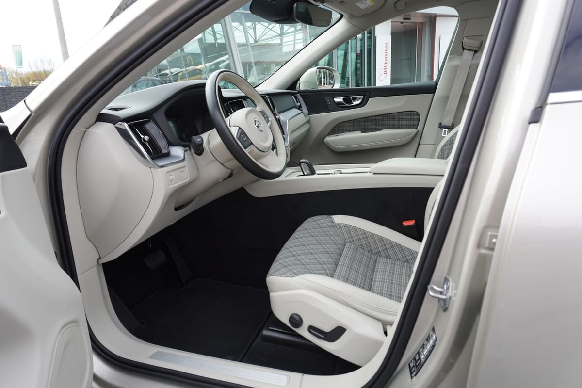 Volvo XC60 B5 AWD Momentum Pro Panorama Navi LED PDC foto 11