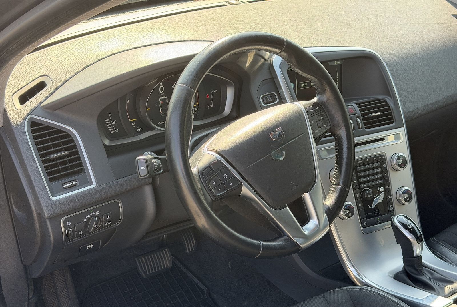 Volvo XC60 Momentum AWD / SitzH / Panorama foto 13