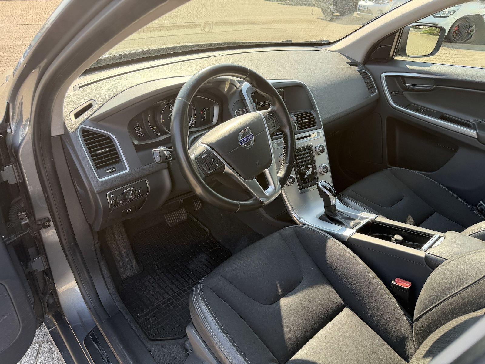 Volvo XC60 Momentum AWD / SitzH / Panorama foto 14