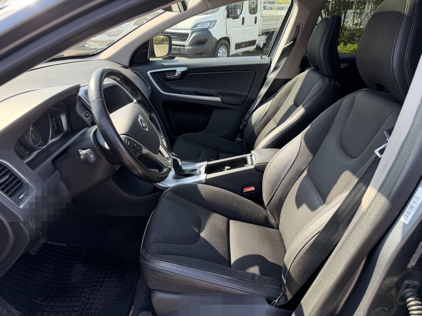 Volvo XC60 Momentum AWD / SitzH / Panorama foto 15