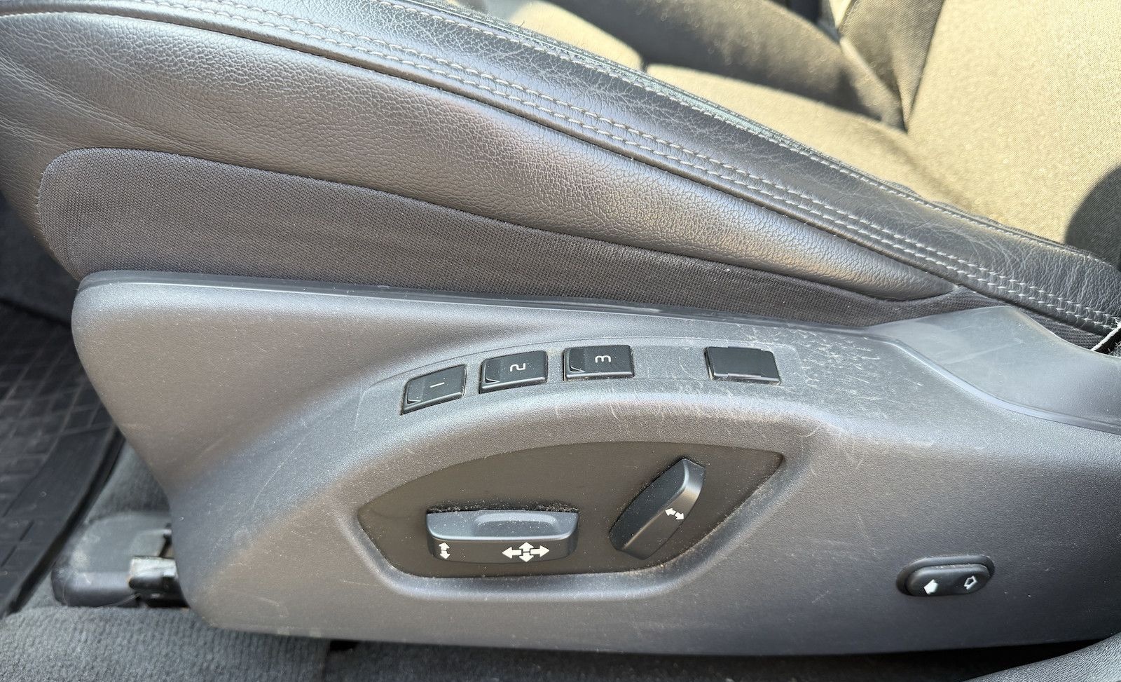 Volvo XC60 Momentum AWD / SitzH / Panorama foto 16