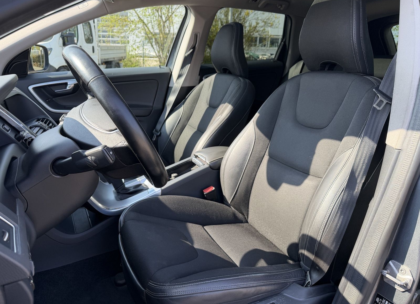 Volvo XC60 Momentum AWD / SitzH / Panorama foto 17