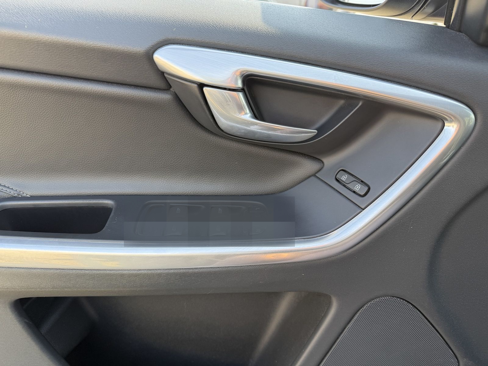 Volvo XC60 Momentum AWD / SitzH / Panorama foto 18