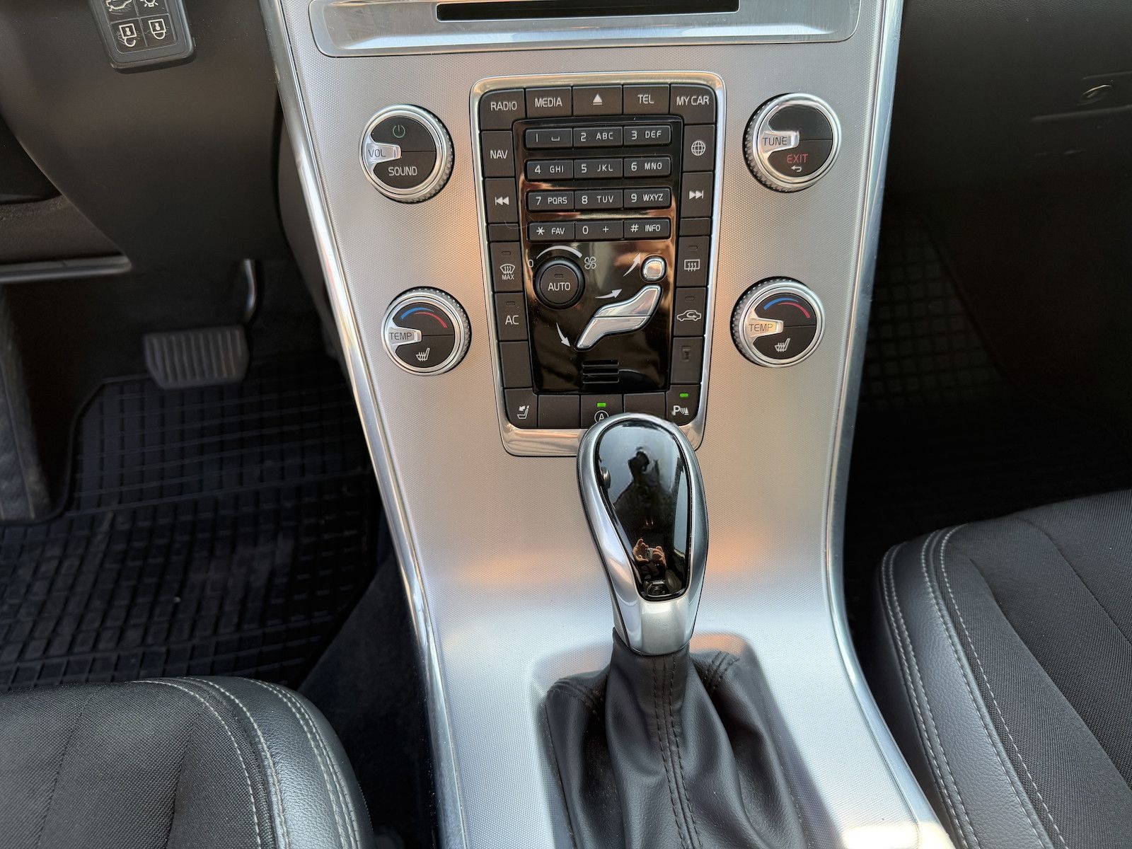 Volvo XC60 Momentum AWD / SitzH / Panorama foto 22