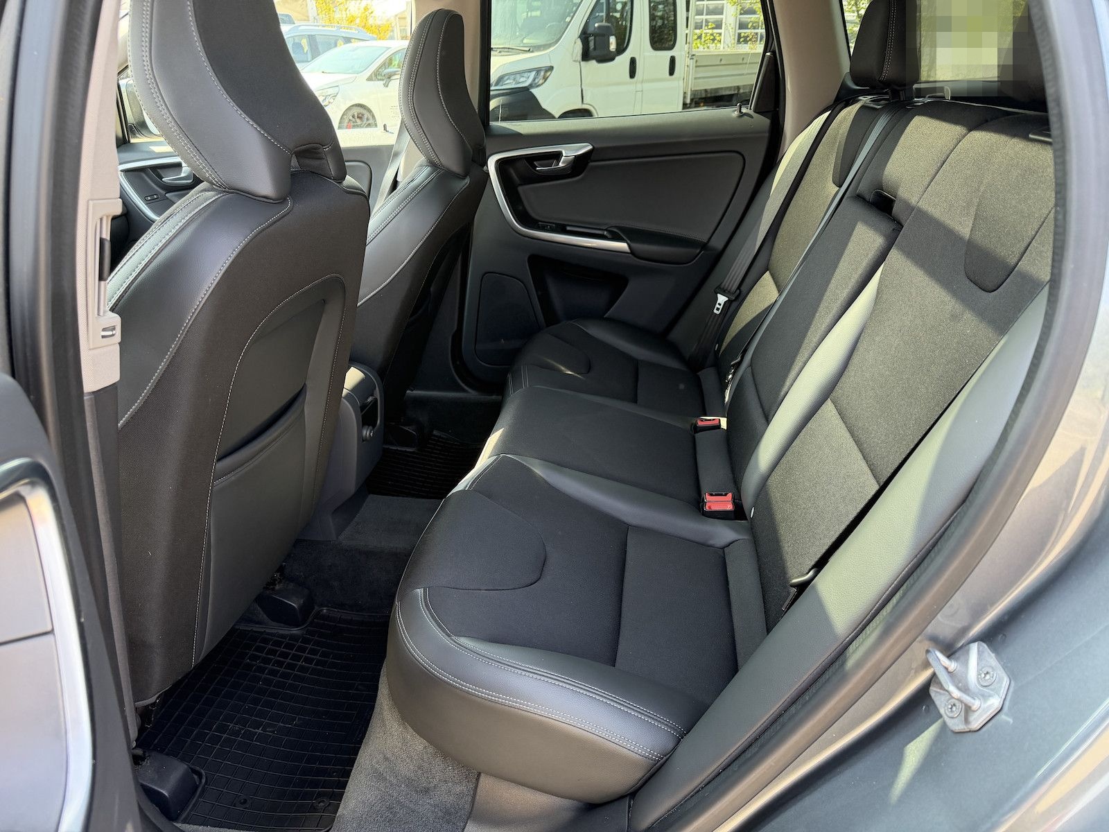 Volvo XC60 Momentum AWD / SitzH / Panorama foto 24