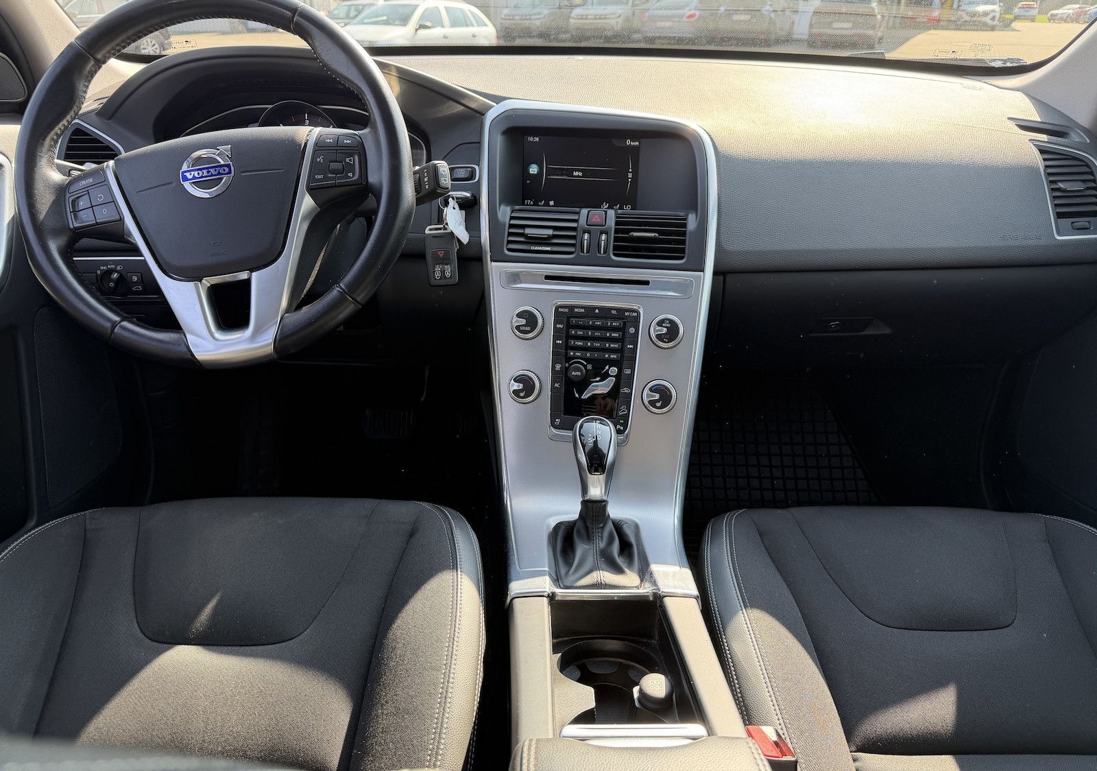 Volvo XC60 Momentum AWD / SitzH / Panorama foto 25