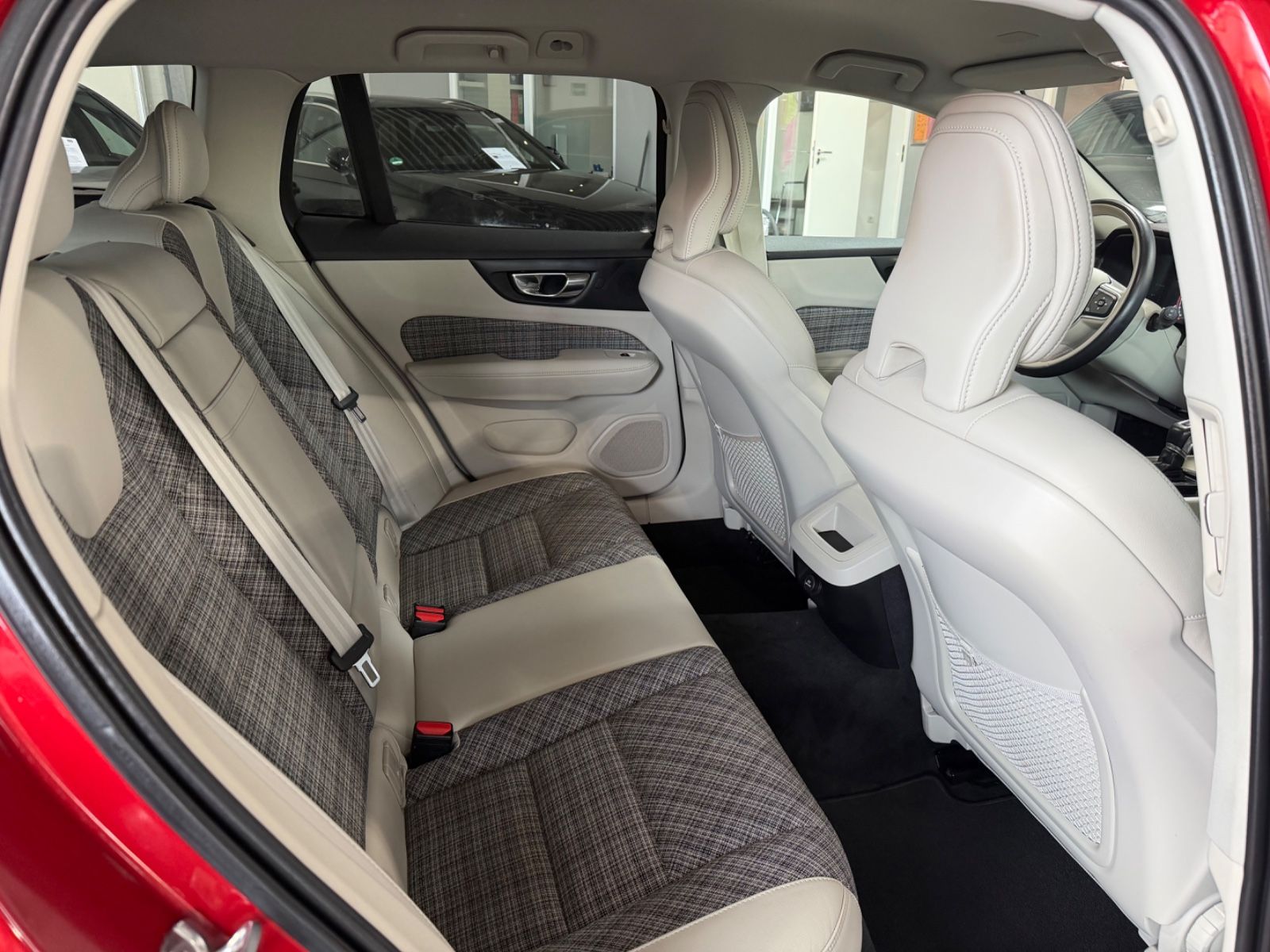 Volvo V60 Kombi T5 Momentum CarPlay|LED|StHZ|Keyless foto 14