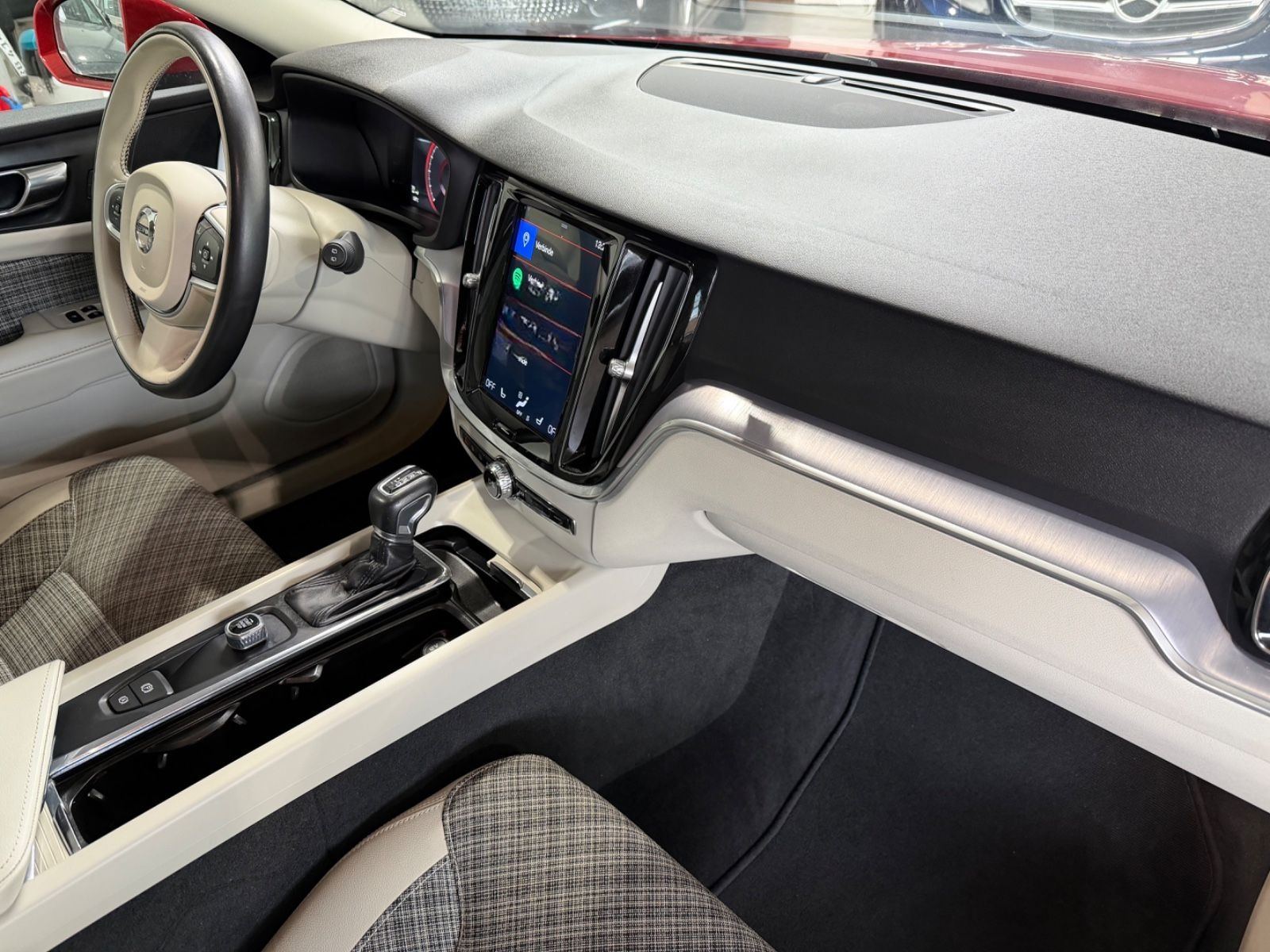 Volvo V60 Kombi T5 Momentum CarPlay|LED|StHZ|Keyless foto 16